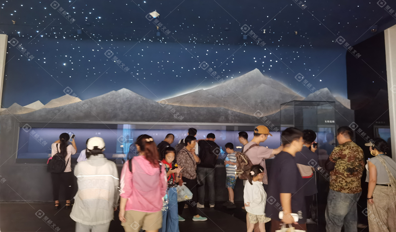 行為心理學應用：展館如何通過細微的路徑引導，使參觀流量自然均衡而不擁堵？